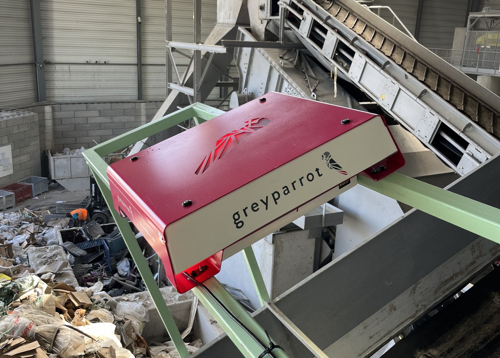 Analyseur Greyparrot au-dessus d’un flux de déchets d’activités économiques, cartons et encombrants, à Argenteuil